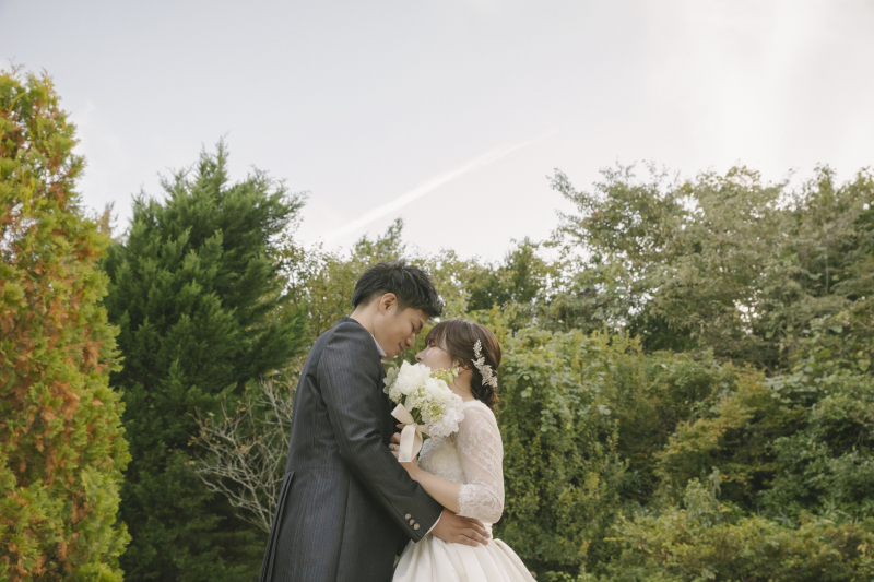 ブーケでお顔を隠して