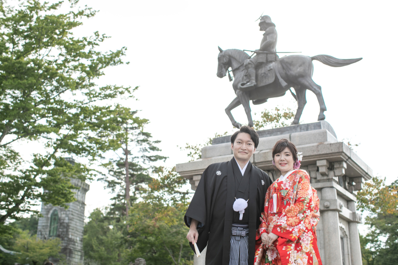 政宗公騎馬像の前で