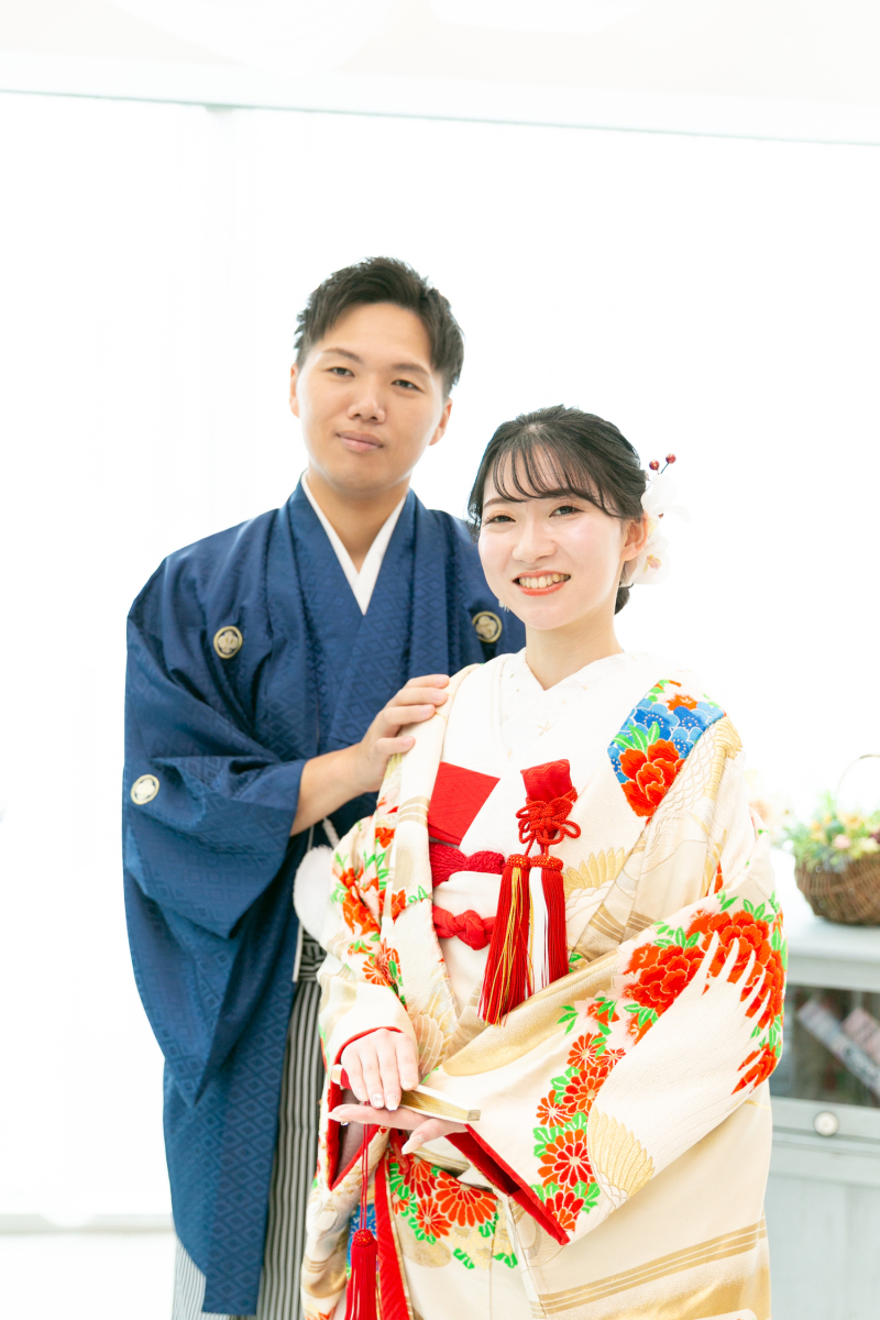 寄り添い合い伝統美に包まれたふたりの素敵な笑顔!
