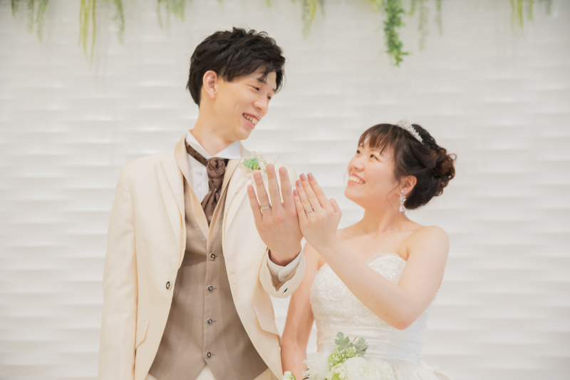 笑顔と指輪が輝きます
