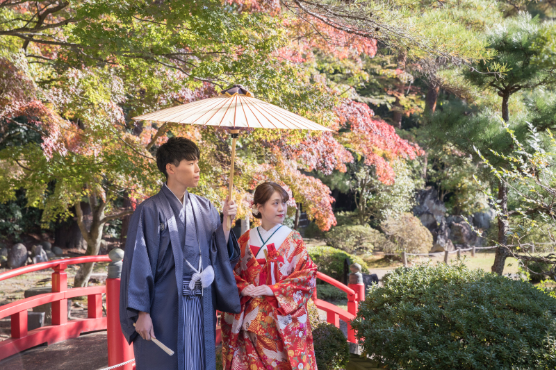 紅葉を背景に