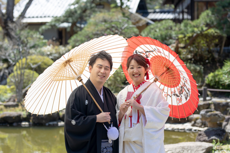 白色と番傘と赤色の番傘と素敵な笑顔