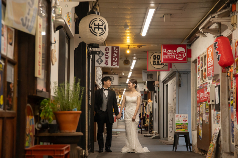 お二人ならではの組み合わせ♪いろは横丁で撮影!