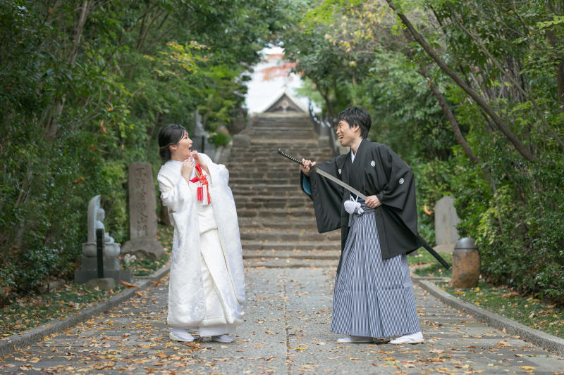 ご新郎様が構えた先には・・・？