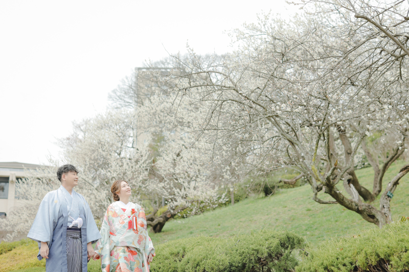 手を繋いでお花見を♪