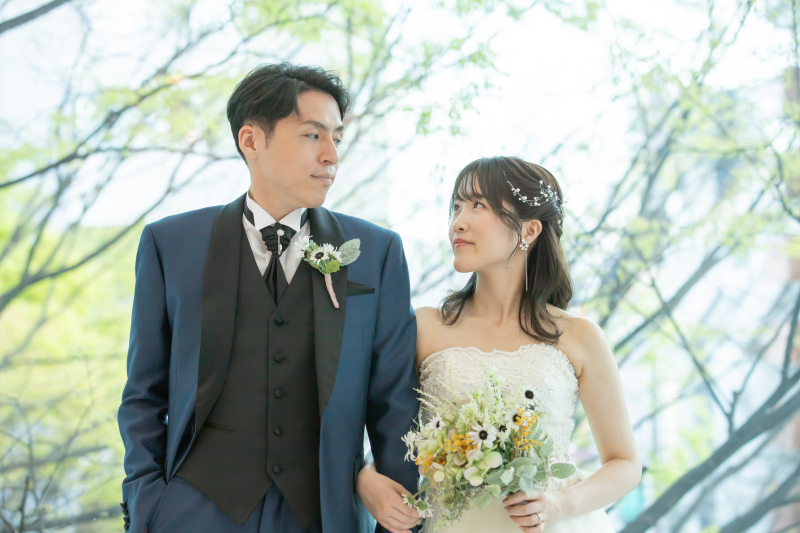 スタジオの緑を背景に