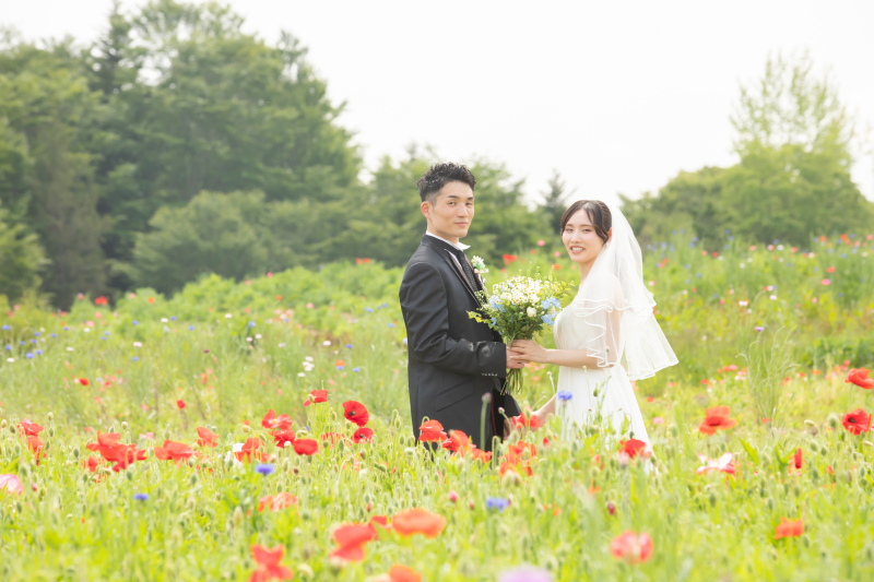広大な草原を背景に