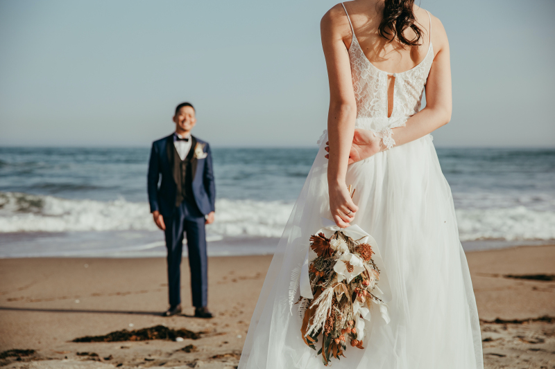 少し照れながらも真っ直ぐに見つめるご新郎様