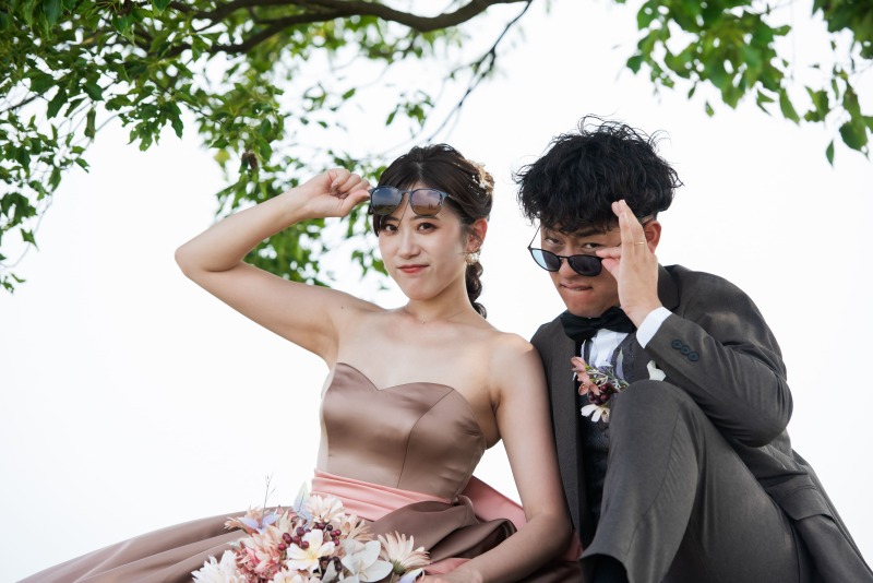 サングラスを外し