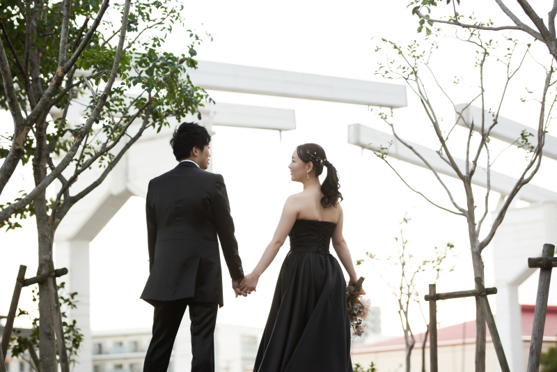 手を取り合って