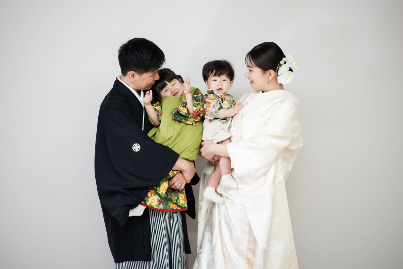 和装で家族写真