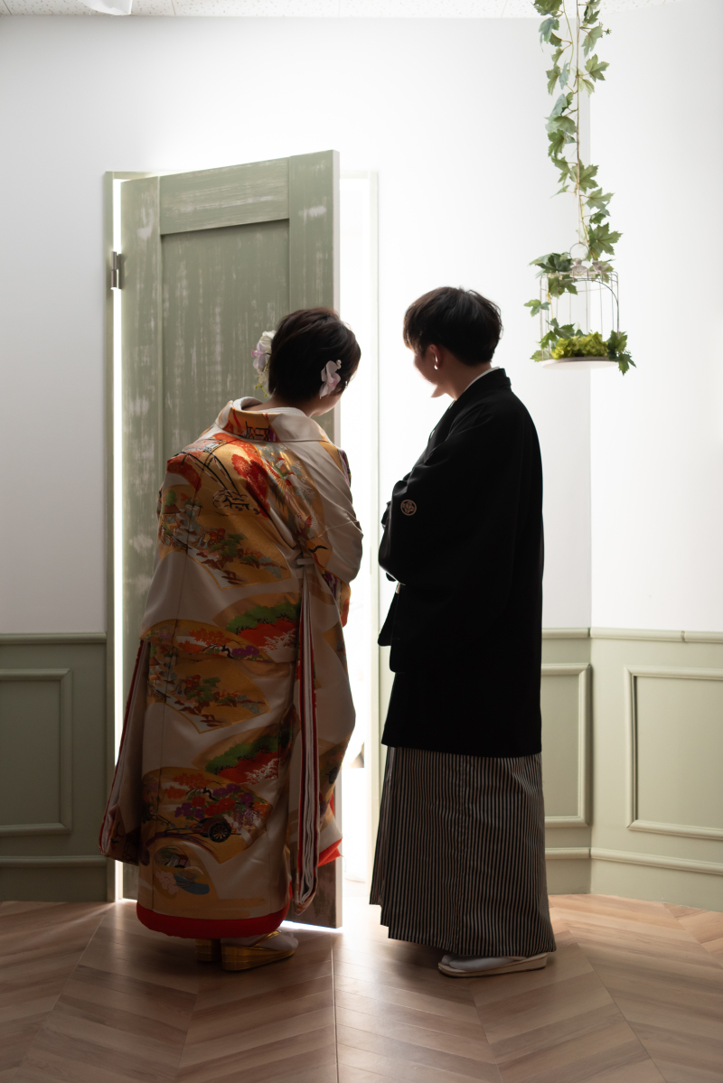 ドアをのぞくおふたり