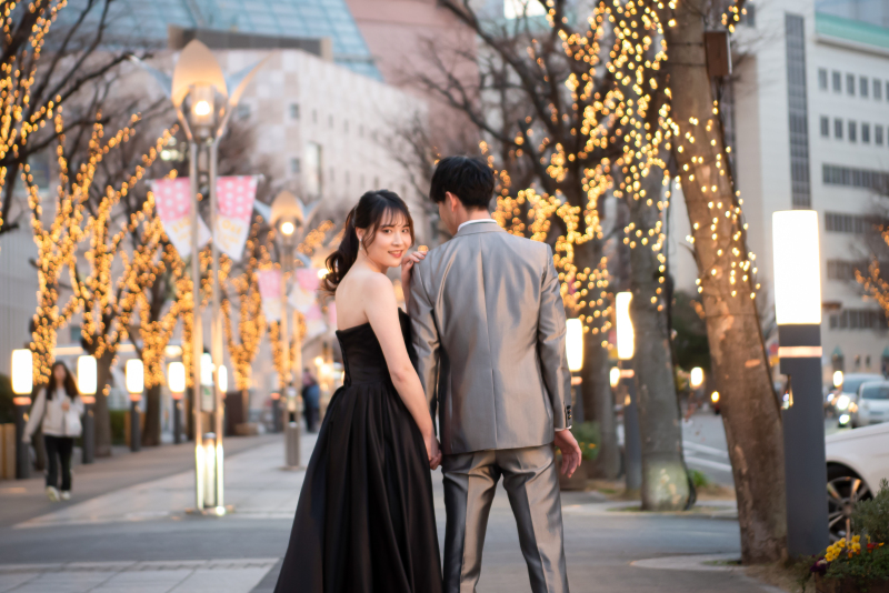 イルミネーションをバックに