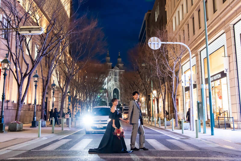 旧居留地の街並みをバックに