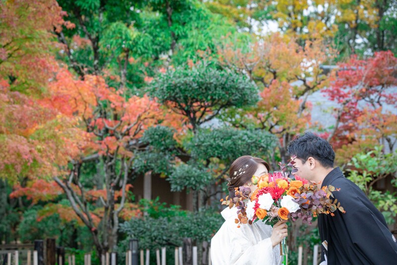 花束を前にラブラブなお二人