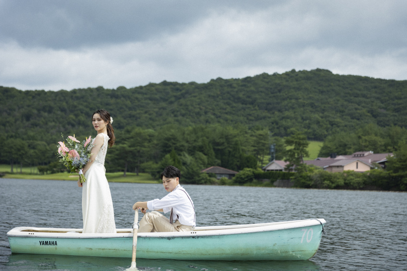 池で二人ボートを漕ぎながら、、、