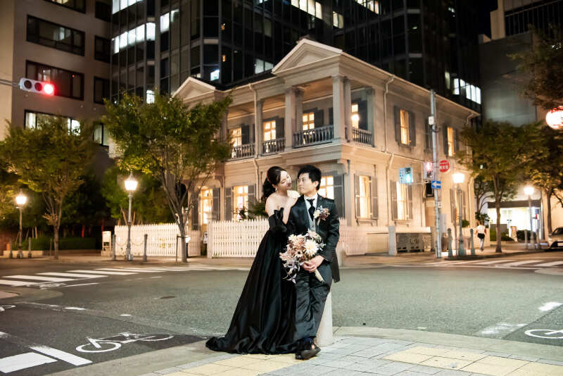 新郎様の肩に手を添えて