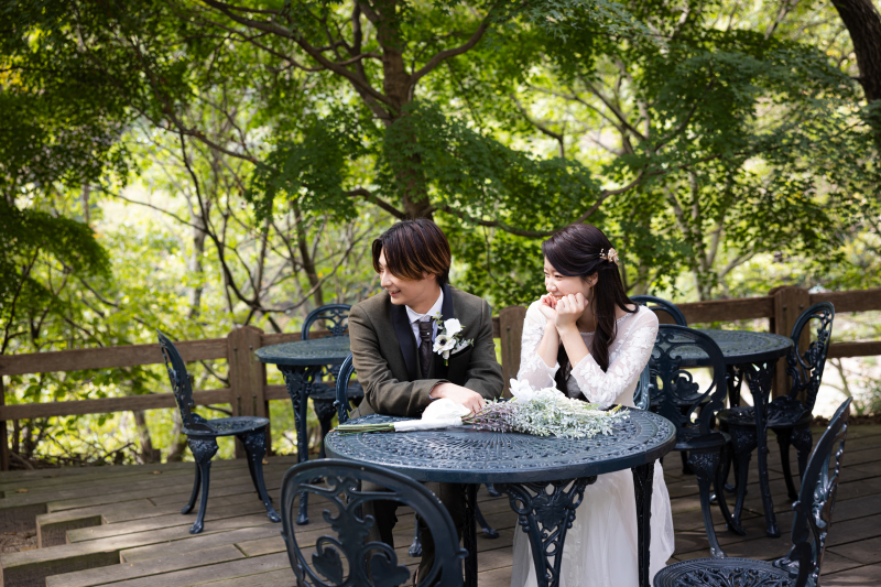 ベンチに座って