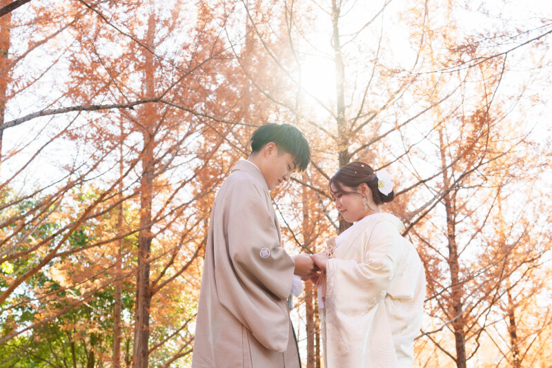 手を取り合って