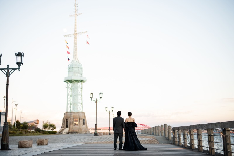 灯台をバックに