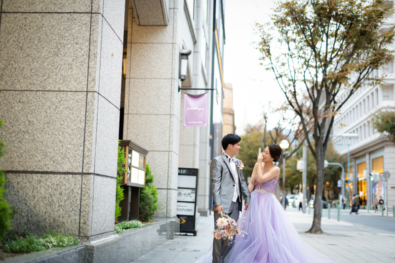 居留地の街並みをバックに