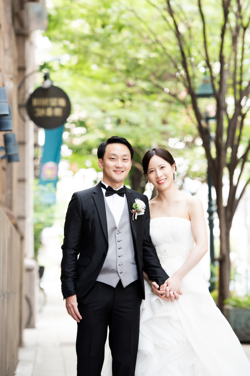 手を取り合って