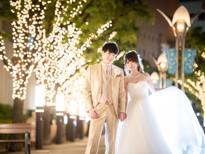 イルミネーションがきらめく街並みに映えるドレス