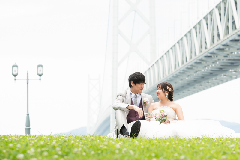 明石海峡大橋をバックに自然体なおふたりをおさめます