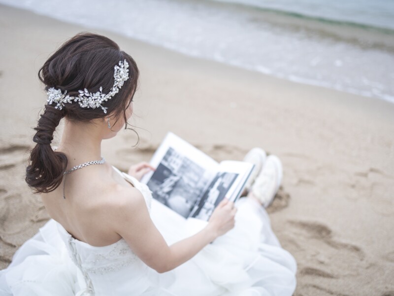 海辺で読書 後ろ姿も綺麗なドレス姿を残したい!