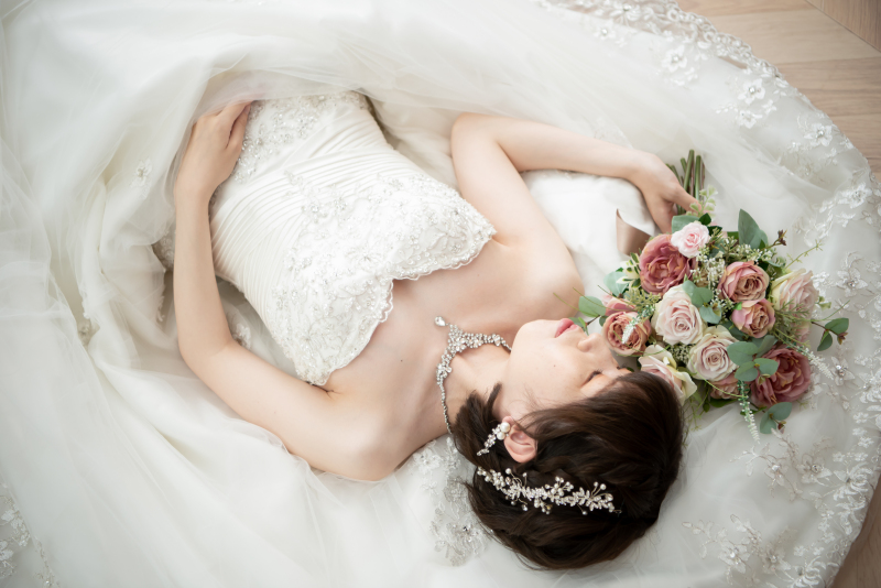 【ソロウェディングフォトプラン/洋装スタジオ】スタジオは貸切│おひとりでも・友達同士・姉妹での撮影も好評