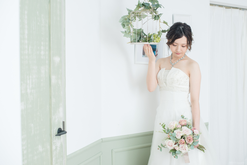 【ソロウェディングフォトプラン/洋装スタジオ】スタジオは貸切│おひとりでも・友達同士・姉妹での撮影も好評