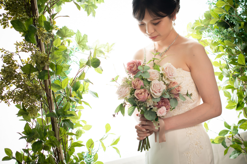 【ソロウェディングフォトプラン/洋装スタジオ】スタジオは貸切│おひとりでも・友達同士・姉妹での撮影も好評