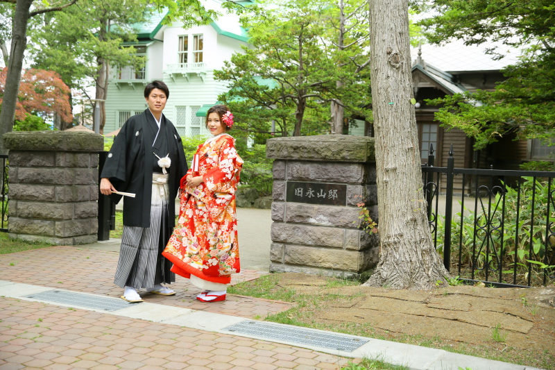 永山邸をバックに