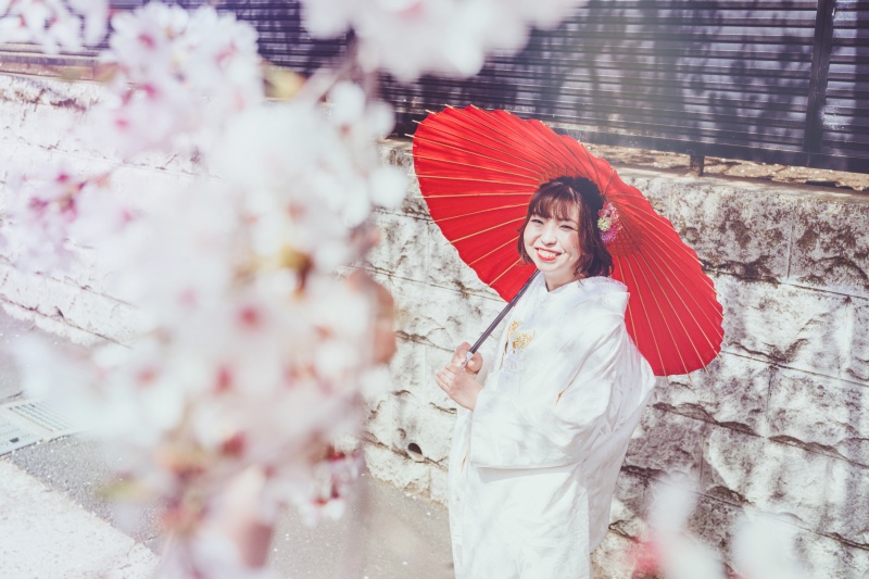 桜越しの新婦様