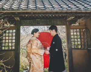 花に彩られた寺で、幸せに包まれる