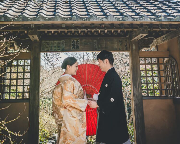 花に彩られた寺で、幸せに包まれる
