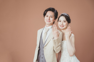 【本店スタジオ撮影】パフスリーブが可愛らしい華やかなレースのドレスで撮影