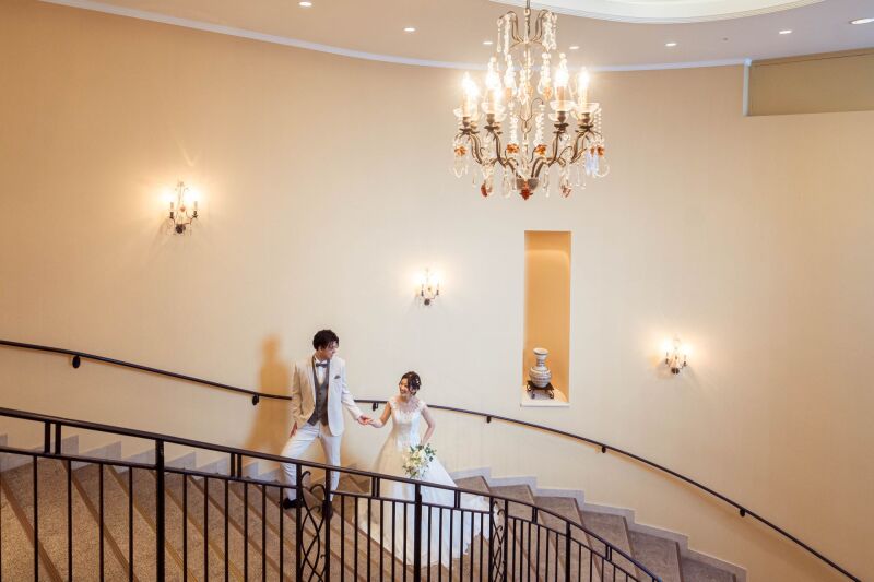 螺旋階段でのエスコートショット