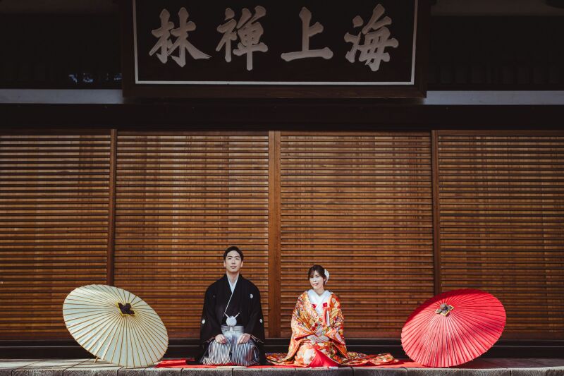 本堂でお座りショット