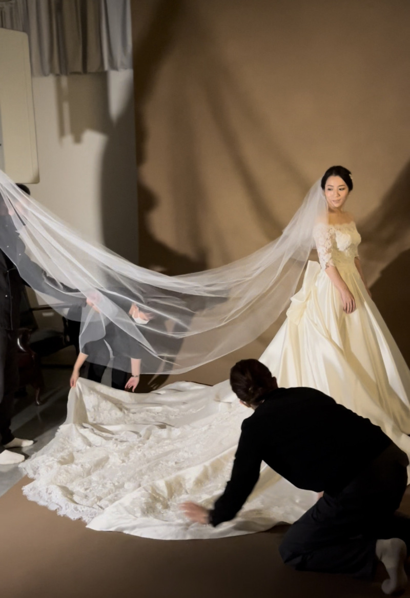 撮影前にトレーンを広げて☆