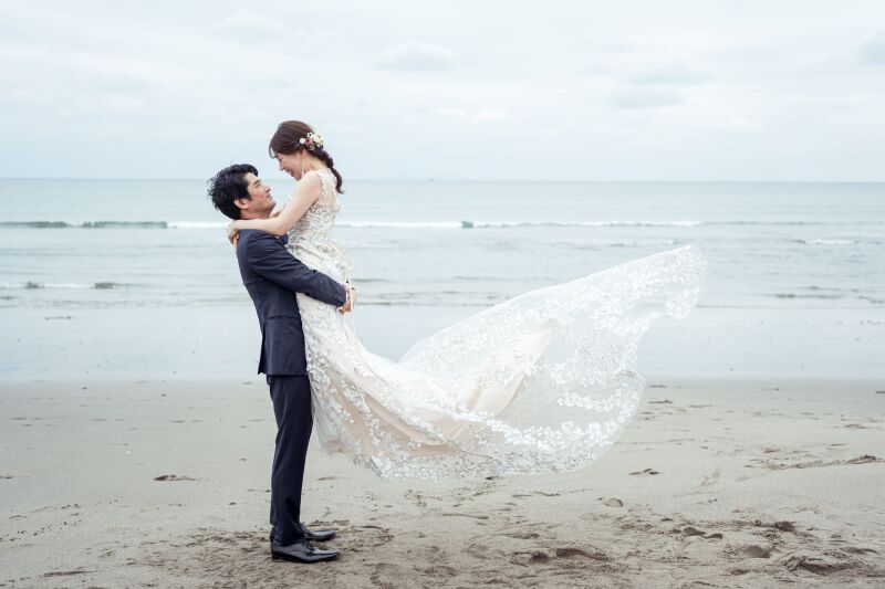 青い海をバックに、幸せの抱っこショット♪