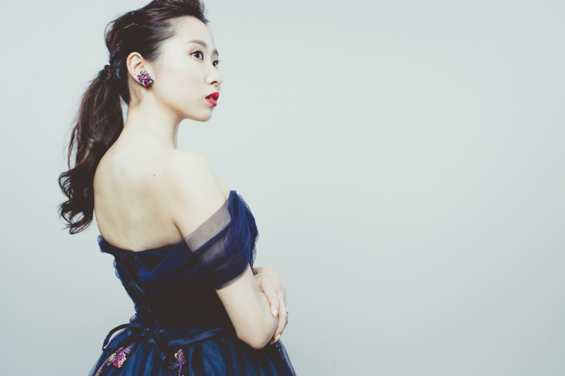 2着目はネイビーのカラードレスをセレクト