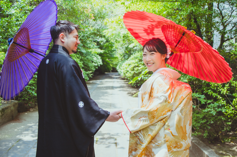 境内の緑にお着物が映えますね♡