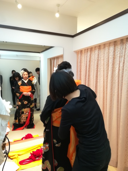和装着付けを見守り、いよいよ撮影スタート