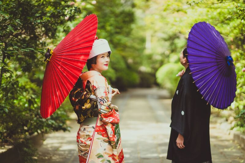 境内の緑に和装が映えます!