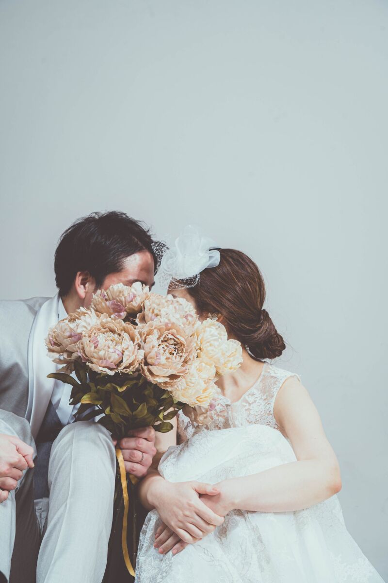 KISSシーンをブーケで隠す可愛いショットも♡