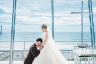 海が見えるチャペルと寺院で撮影！新郎のサプライズに涙した特別な一日