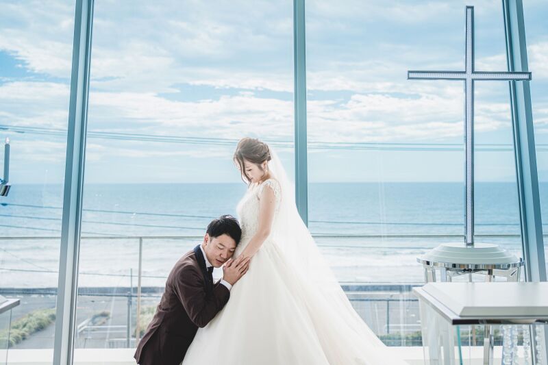 海が見えるチャペルと寺院で撮影!新郎のサプライズに涙した特別な一日