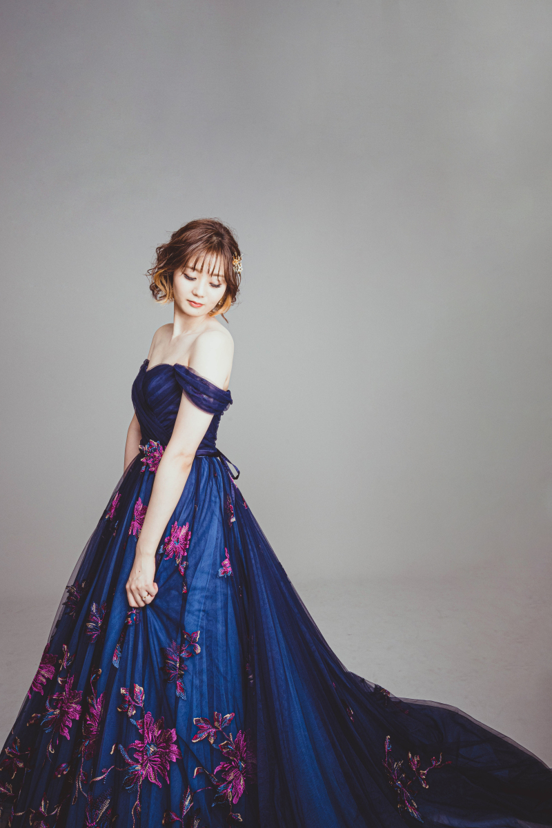 2着目はネイビーのカラードレスにチェンジ