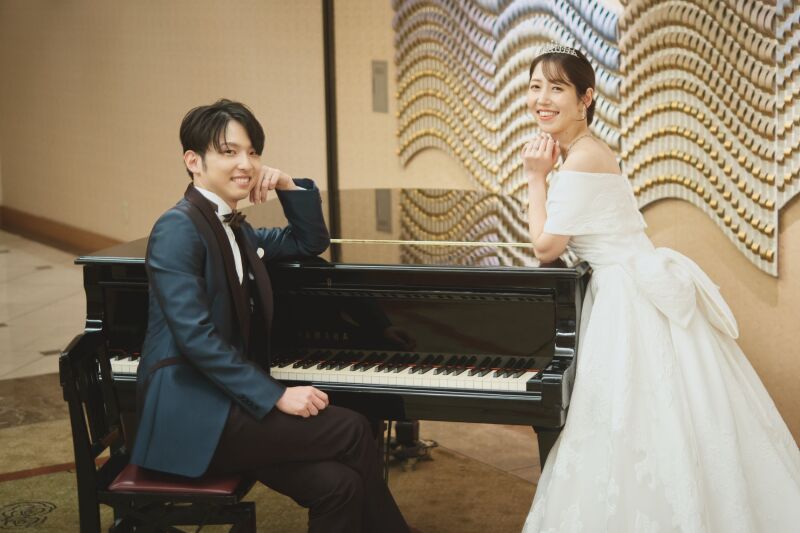 優雅なピアノの前で♪